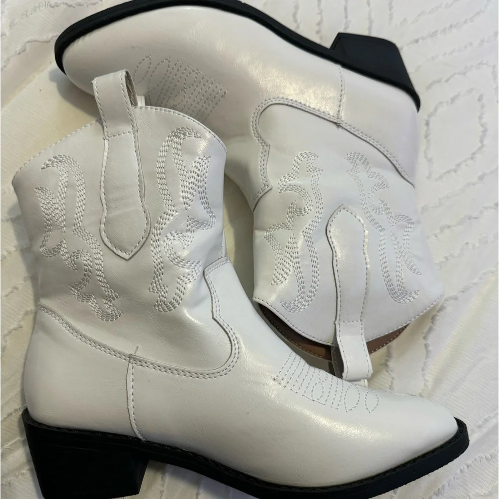 Women Embroidered Detail Slip On.Chunky Heeled Boots,Vacation Western Boots - Picture 3 of 5